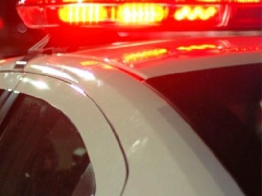 Carro cai dentro de rio e duas pessoas ficam feridas em Castelo