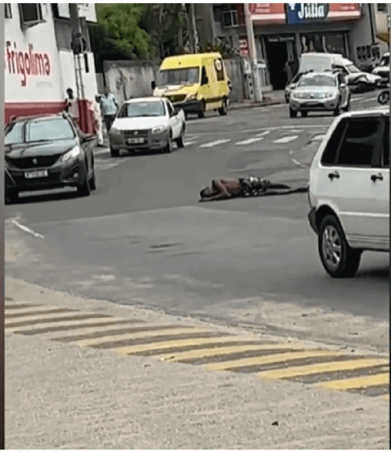 Homem tira cochilo no meio da pista em Cachoeiro