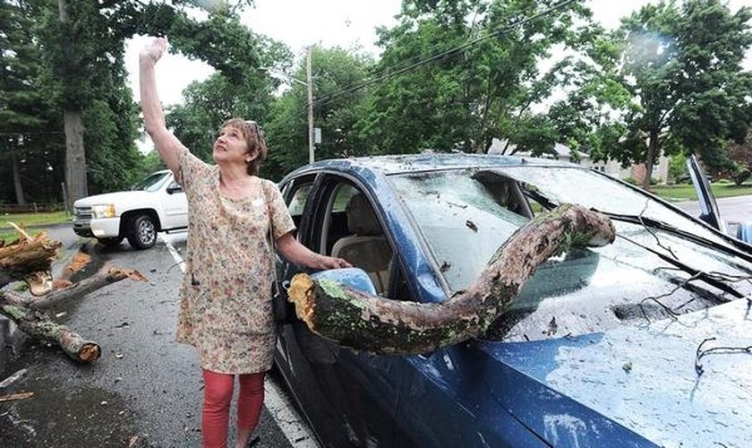 Motorista escapa de acidente após ouvir Deus dizer para se abaixar: “Ele me salvou”