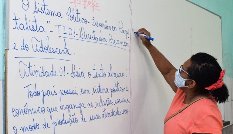 Aprovado reajuste salarial para professores da rede pública