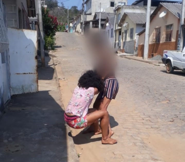 Polícia prende mãe por manter filha amarrada