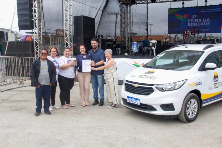 Apae de Cachoeiro recebe mais um carro da prefeitura