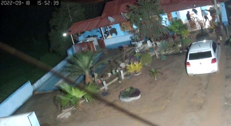 Suspeito pula varanda e atira na vítima