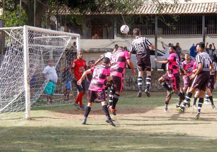 Muitos gols marcam a abertura do Campeonato de Futebol Amador