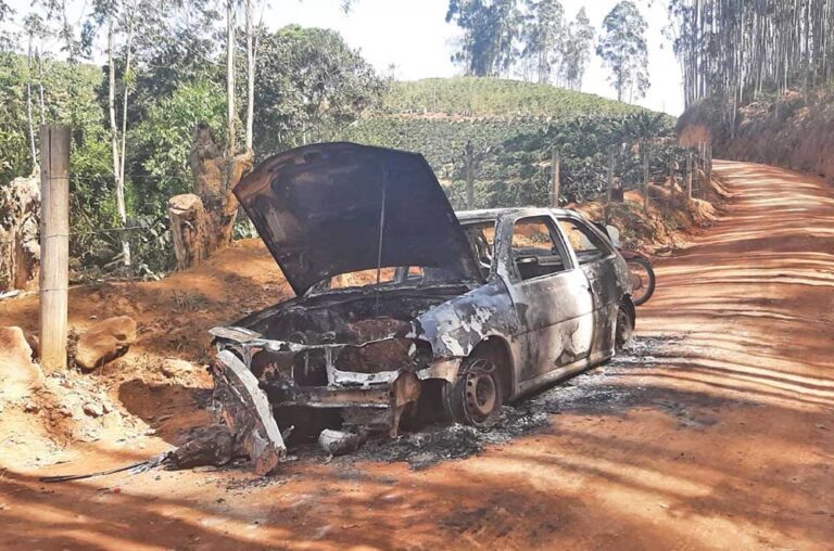 Suspeitos são perseguidos, presos e tem carro incendiado após furto a casa no Caparaó