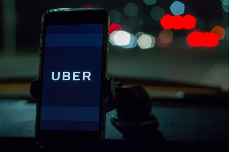 Justiça decide que Uber deve pagar férias e 13º salário a motorista