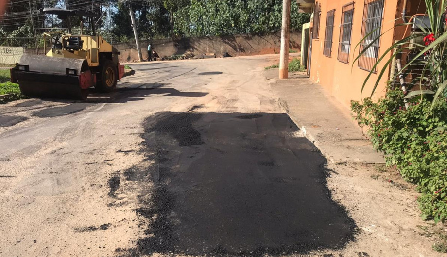 Ruas do bairro Zumbi recebem serviços de reparo em pavimentação