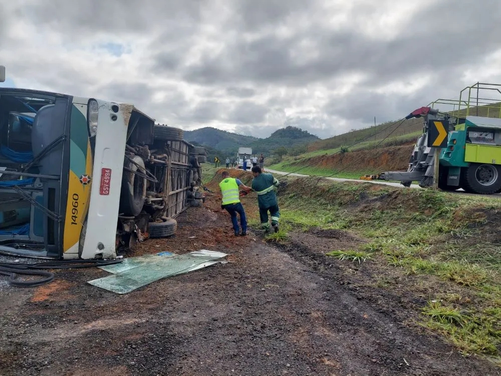 Ônibus com 31 passageiros capota e deixa 12 passageiros feridos