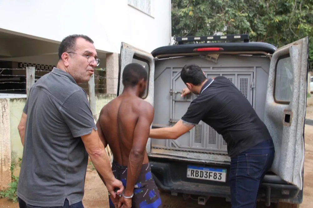 Homem invade casa da ex-namorada e desfere uma facada na barriga da vítima