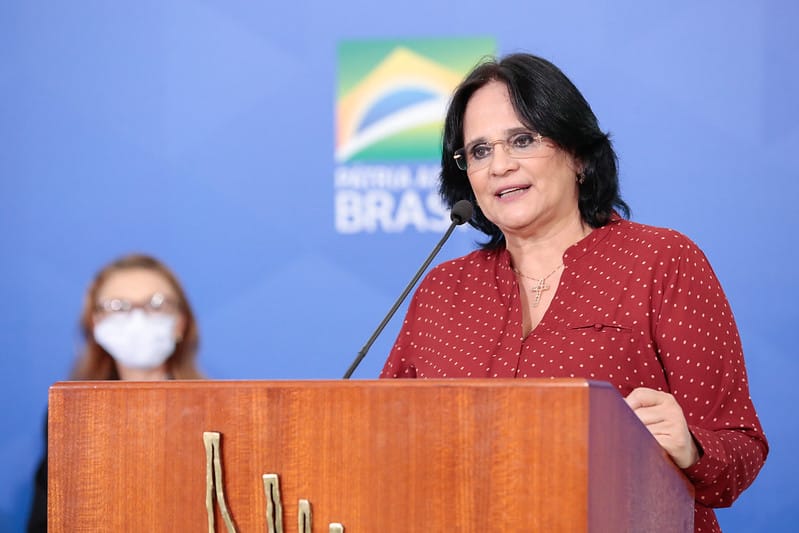Jornalista que atacou ministra Damares morre de infarto