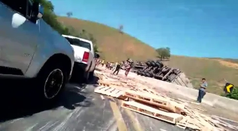 Acidente entre duas carretas e carro interdita BR 101 em Rio Novo do Sul