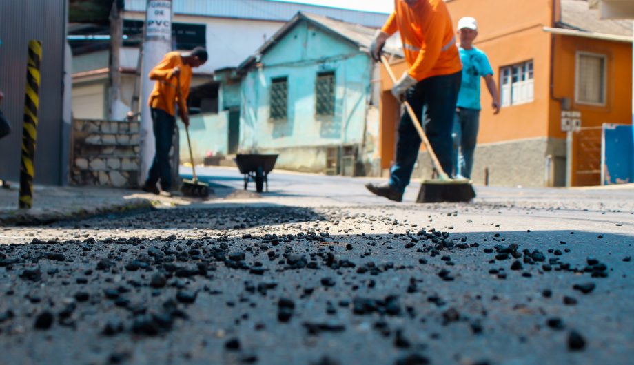 Recapeamento avança para três ruas da área central