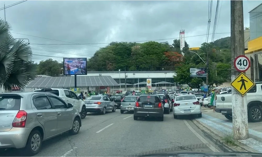 Polícia prende três pessoas que bloqueavam rodovia em Iconha