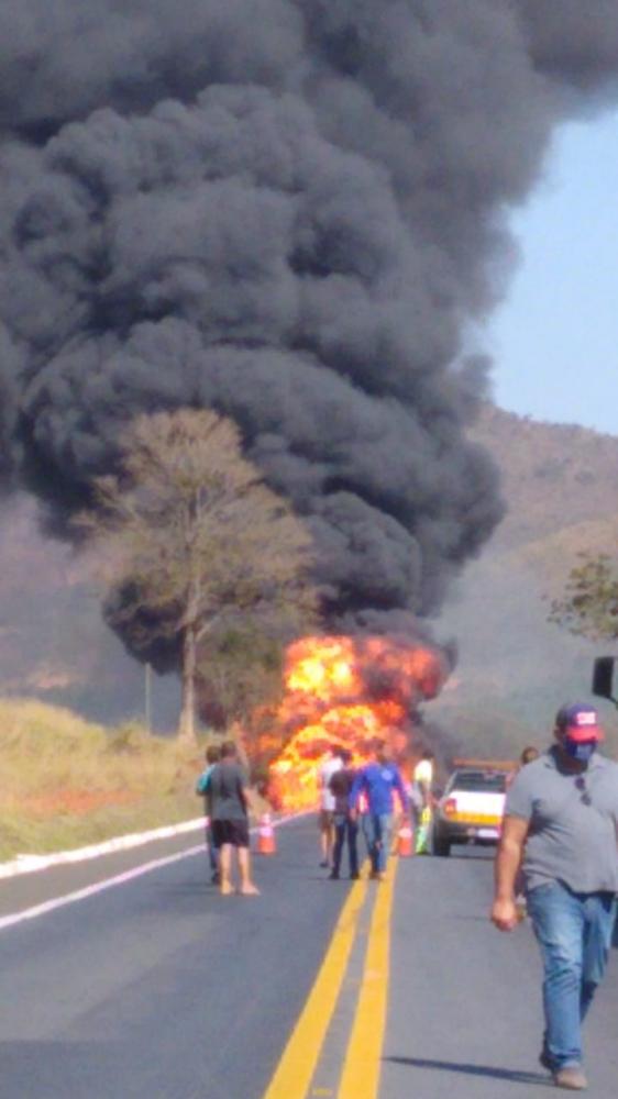 (Vídeo) Caminhão de gás pega fogo em MG