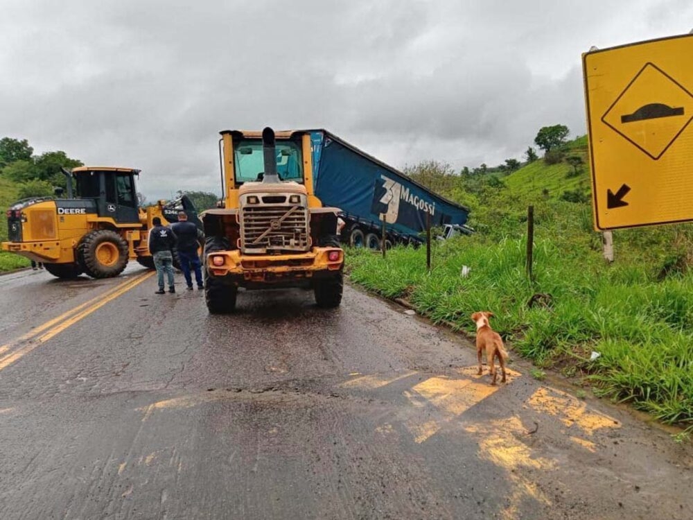 Caminhoneiro perde controle ao passar por quebra-molas e carreta sai da pista em Cachoeiro