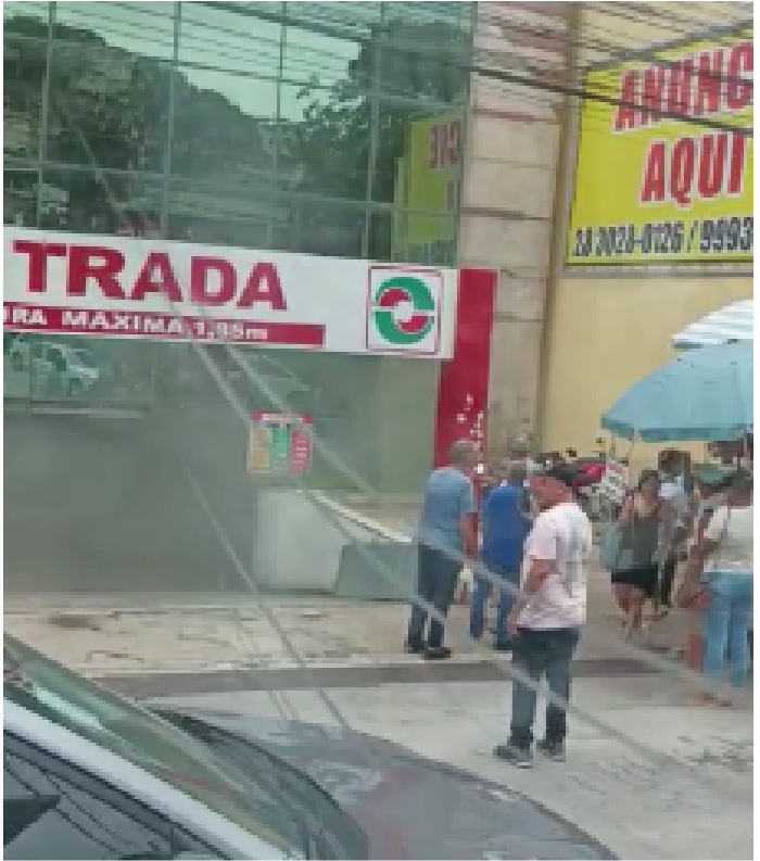 Fiat Uno pega fogo na entrada do estacionamento do Supermercado Casagrande