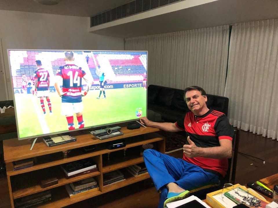 Bolsonaro publica foto com camisa do Flamengo assistindo jogo no SBT