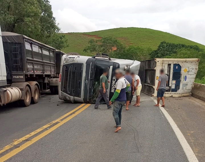 Bombas e tiros para impedir população de saquear carga de carreta tombada na BR 101