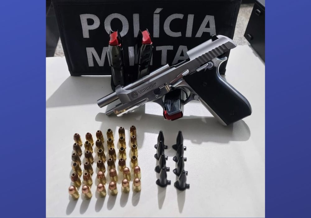 Ex-marido atira várias vezes dentro de casa