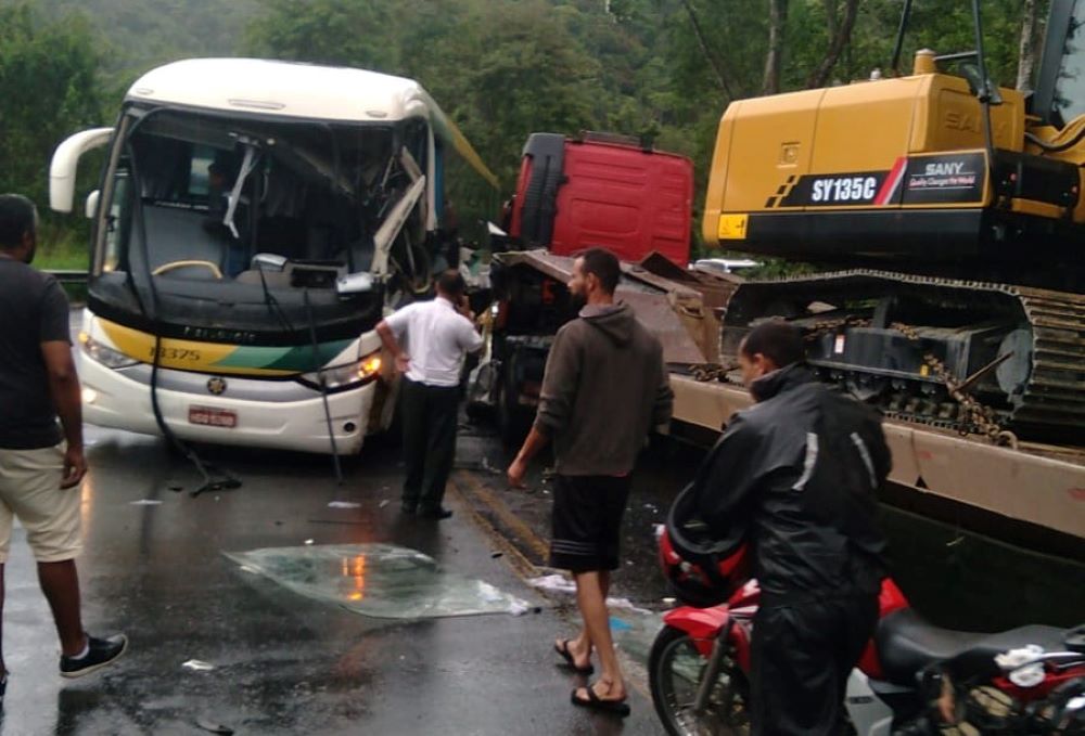 Acidente entre ônibus e caminhão deixa duas pessoas feridas