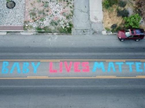Artista protesta contra aborto: “Vidas de Bebês Importam”