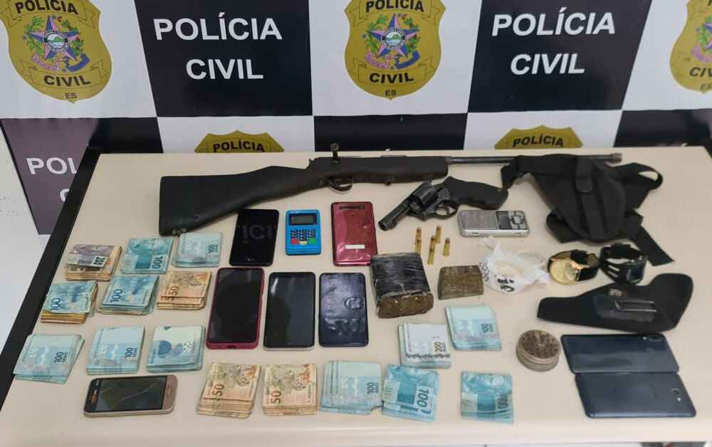 Duas armas, droga e mais de R$ 15 mil apreendidos