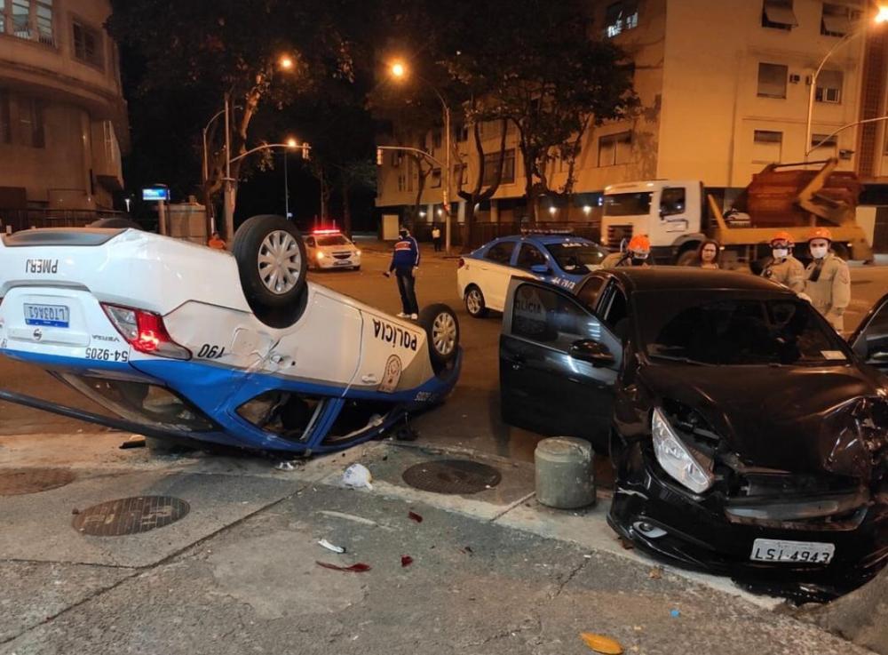 (Vídeo) Viatura da policia capota deixando 2 policiais feridos