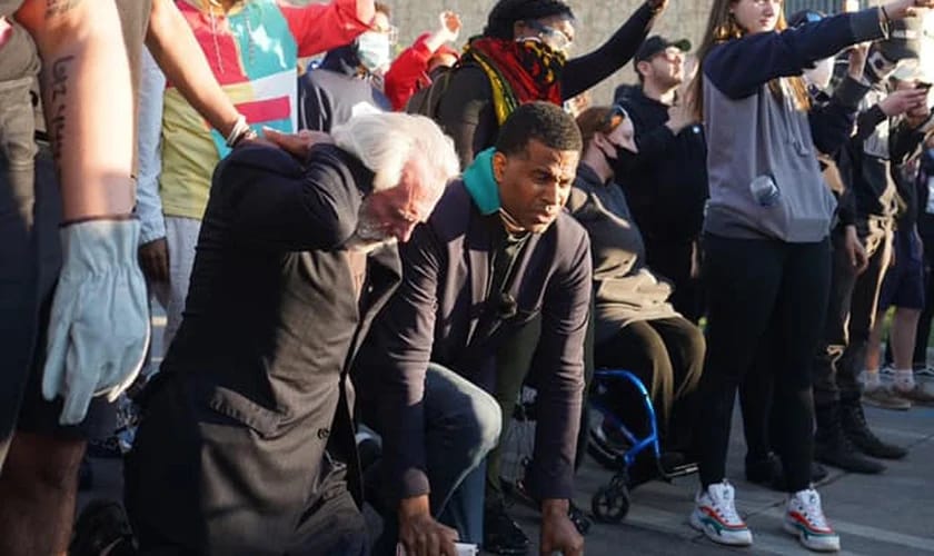 Pastores levam mensagem de fé durante protestos nos EUA