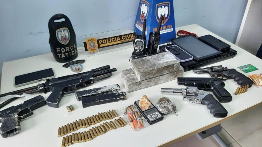 Duas armas, droga e até submetralhadora falsa em operação Paz no Morro