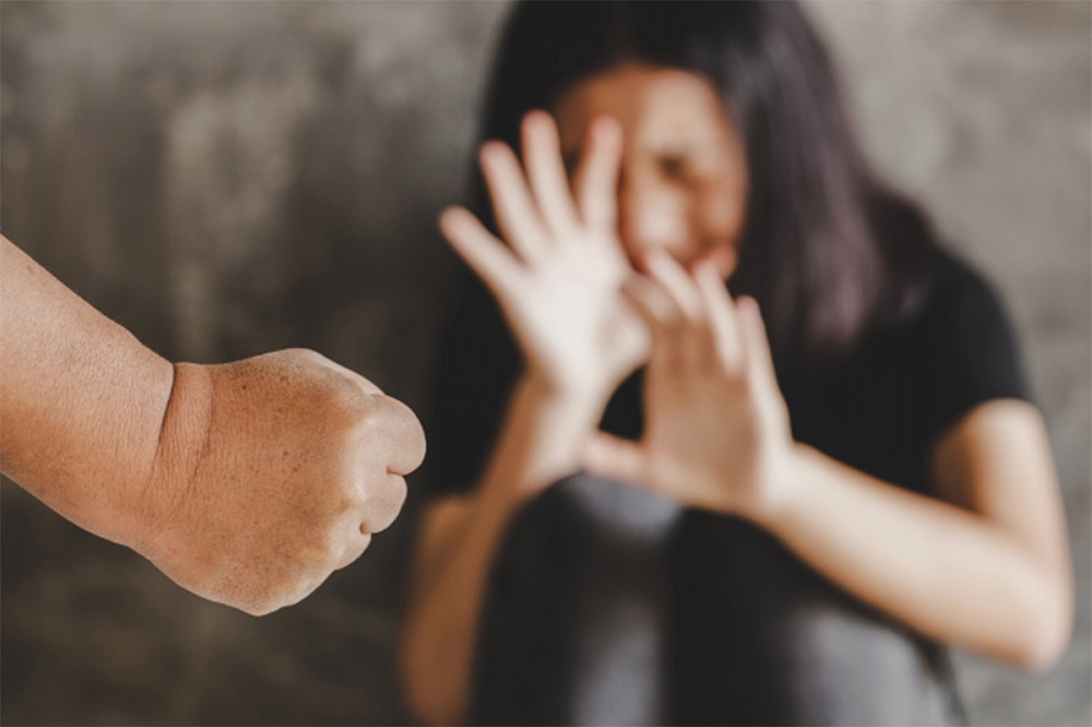 Açougueiro tenta enforcar a mulher e quase atinge criança com máquina de lavar