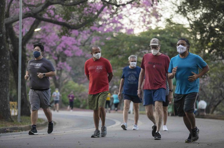 Quase 70% dos infectados pelo novo coronavírus no Brasil estão recuperados