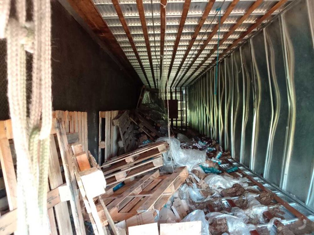 Polícia recupera em Rio Novo mercadorias que foram saqueadas de caminhões na BR 101