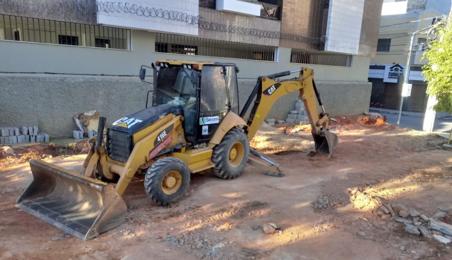 Obra de revitalização interdita calçada em praça do Centro